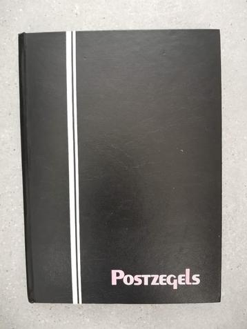 zwart postzegelalbum met 32 witte pagina's beschikbaar voor biedingen
