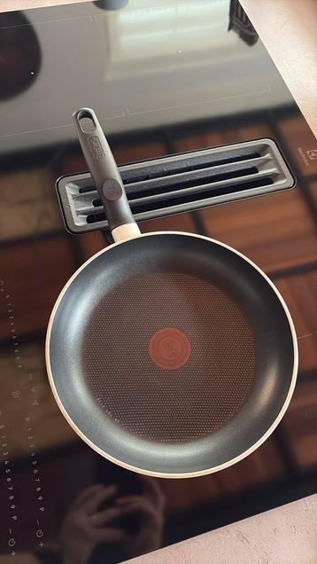 Poêle anti adhésive Tefal, peu utilisée, diamètre 25 beschikbaar voor biedingen