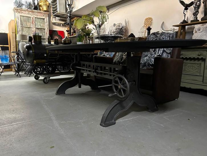 Grote eettafel, uniek onderstel, gietijzer en hout, Huis en Inrichting, Tafels | Eettafels, 100 tot 150 cm, 200 cm of meer, Vijf personen of meer