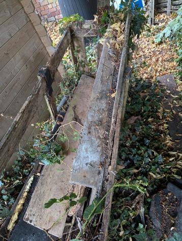 Houten planken, pallet en restjes bekistingshout beschikbaar voor biedingen