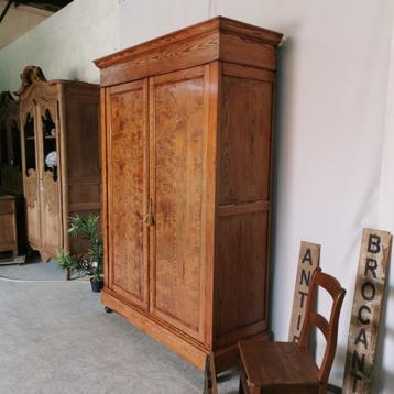 Hoge landelijke antieke kleerkast in pitchpine H 223 B 159 beschikbaar voor biedingen