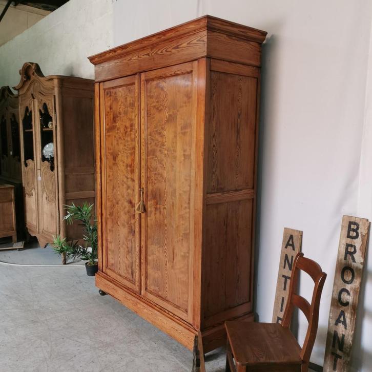 Hoge landelijke antieke kleerkast in pitchpine H 223 B 159, Antiek en Kunst, Antiek | Meubels | Kasten, Ophalen