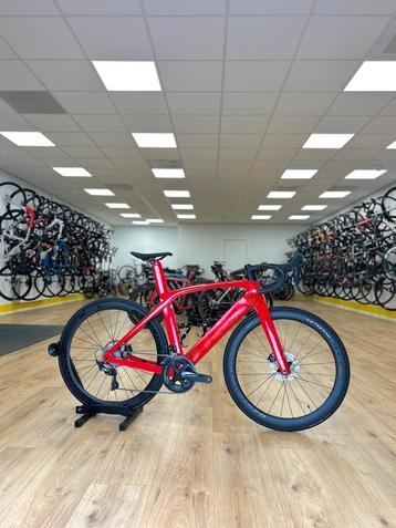 500KM Trek Madone SL6 Ultegra Carbon Racefiets disponible aux enchères