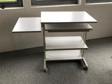 computertafel beschikbaar voor biedingen
