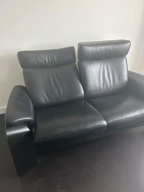 Chaise deux places en cuir noir Stressless et pouf assorti., Maison & Meubles, Fauteuils, Comme neuf, Cuir, 125 cm ou plus, Moins de 75 cm