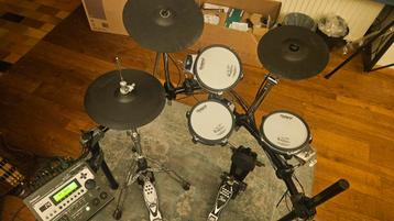 Roland TD12 kleine opstelling met goed materiaal beschikbaar voor biedingen