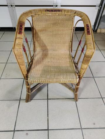 A.V. un fauteuil en osier en bon état beschikbaar voor biedingen