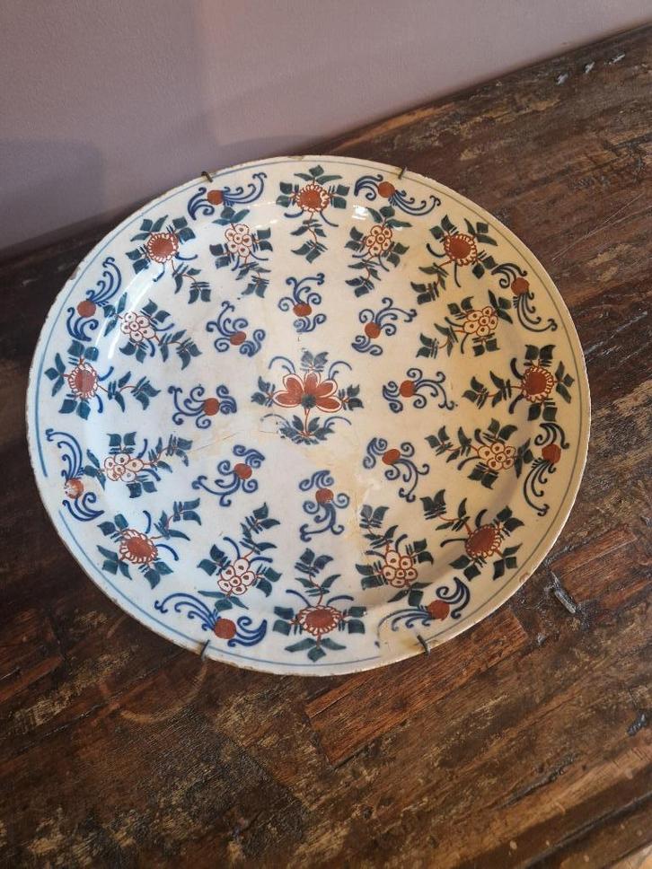 GROTE RONDE SCHAAL in geglazuurd aardewerk in drie kleuren, Antiek en Kunst, Antiek | Keramiek en Aardewerk, Ophalen of Verzenden