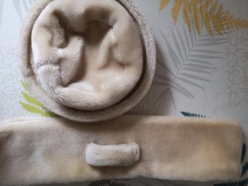 Muts en sjaal beschikbaar voor biedingen