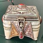 Vintage juwelen doosje in been parelmoer koper rode steen, Antiek en Kunst, Ophalen of Verzenden