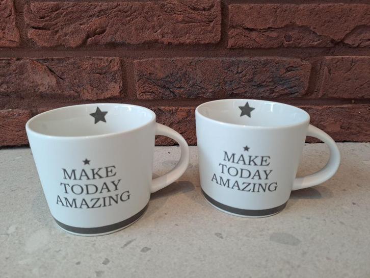 2 opbeurende mokken 'MAKE TODAY AMAZING', Huis en Inrichting, Keuken | Servies, Zo goed als nieuw, Kop(pen) en/of Schotel(s), Overige stijlen