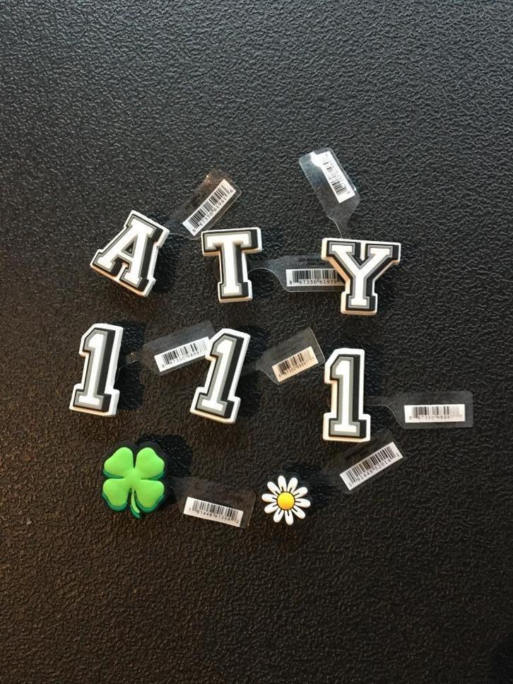 8 Crocs Jibbitz Charms, Verzamelen, Speldjes, Pins en Buttons, Zo goed als nieuw, Speldje of Pin, Overige onderwerpen, Ophalen of Verzenden