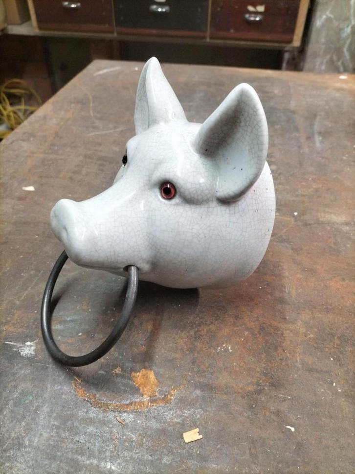 Porte-serviettes tête de cochon en porcelaine, Antiquités & Art, Curiosités & Brocante, Enlèvement ou Envoi