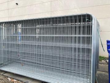 Bouwhekken met betonnen voet + beugels beschikbaar voor biedingen