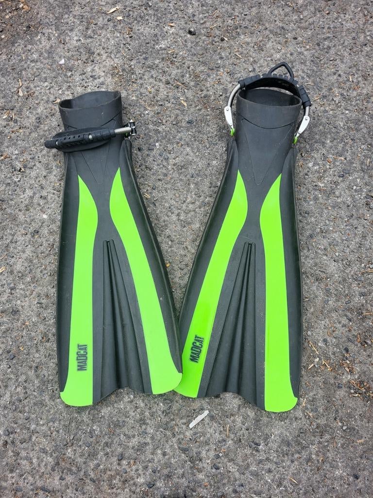 Te koop: Madcat bellyboat fins (flippers) + rvs gesp, Ophalen, Zo goed als nieuw