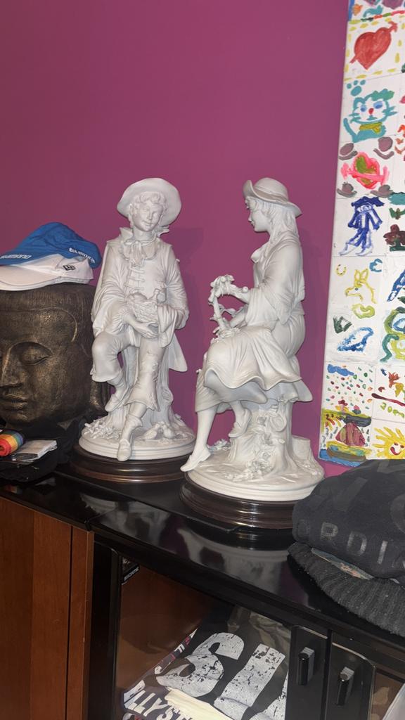 Statues en porcelaine de Capodimonte sur socle en bois, Antiquités & Art, Art | Sculptures & Bois, Blanc, Enlèvement