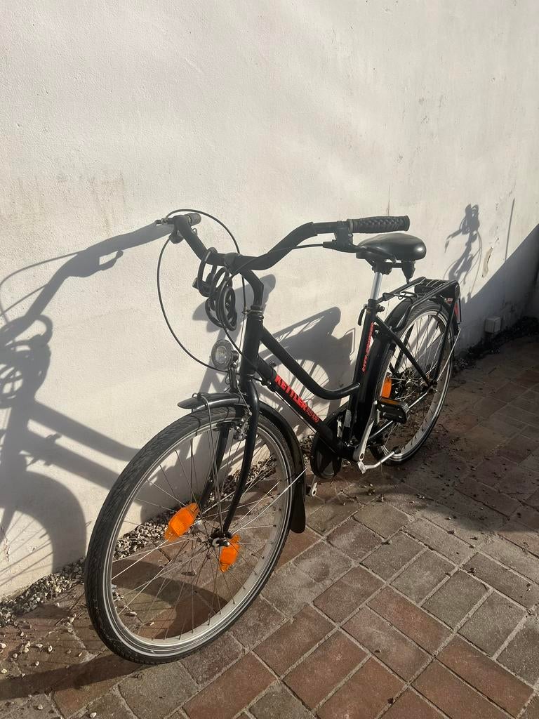 Vélo de ville noir avec porte-bagages, Fietsen en Brommers, Fietsen | Dames | Damesfietsen, Ophalen, Gebruikt