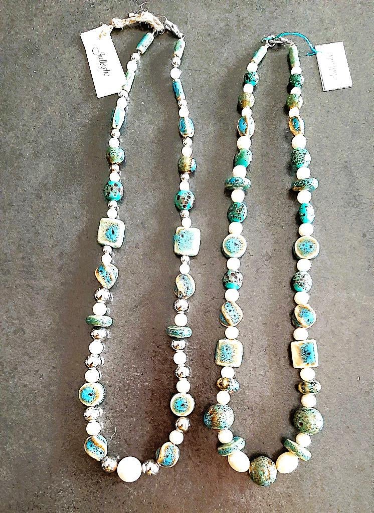 Te koop: Nieuw!! Twee keramische kettinkjes, Bijoux, Sacs & Beauté, Colliers, Enlèvement, Neuf, Bleu, Pierre ou Minéral