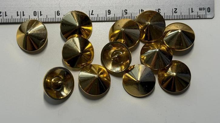 Set van 12 Vintage Goudkleurige Kegelknopen 18mm – Deadstock, Hobby en Vrije tijd, Naaien en Fournituren, Ophalen of Verzenden
