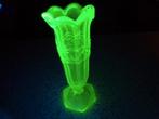 Vase tulipe en verre d'uranium sur pied, Antiquités & Art, Enlèvement ou Envoi
