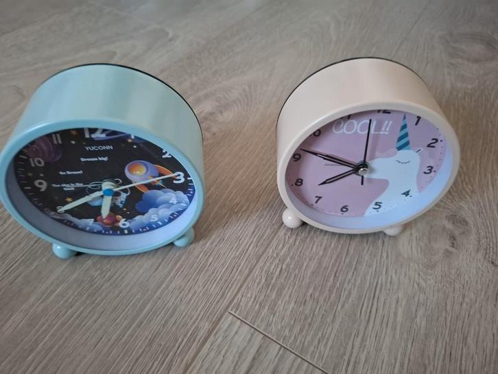2 wekkers voor kinderen, Elektronische apparatuur, Wekkers, Zo goed als nieuw, Analoog, Ophalen of Verzenden