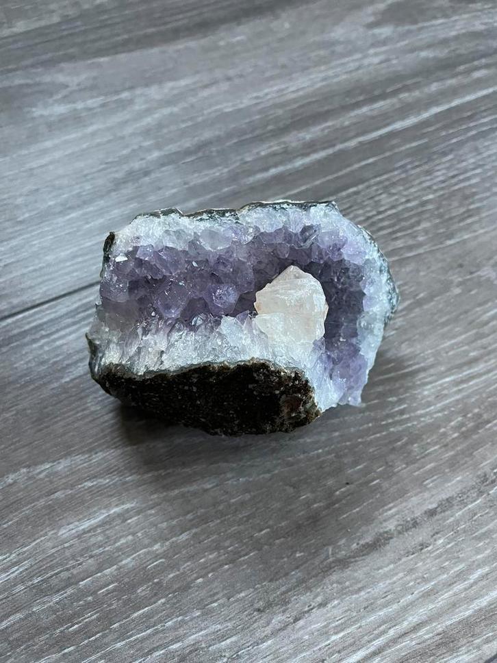 Amethist met calciet, Verzamelen, Mineralen en Fossielen, Ophalen of Verzenden