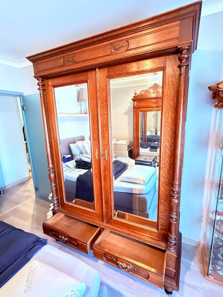 Antieke kast met dubbele spiegel, Ophalen