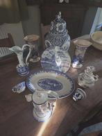 Delftse vaas, kruik, bord, waterpomp en twee potten., Antiek en Kunst, Antiek | Keramiek en Aardewerk, Ophalen