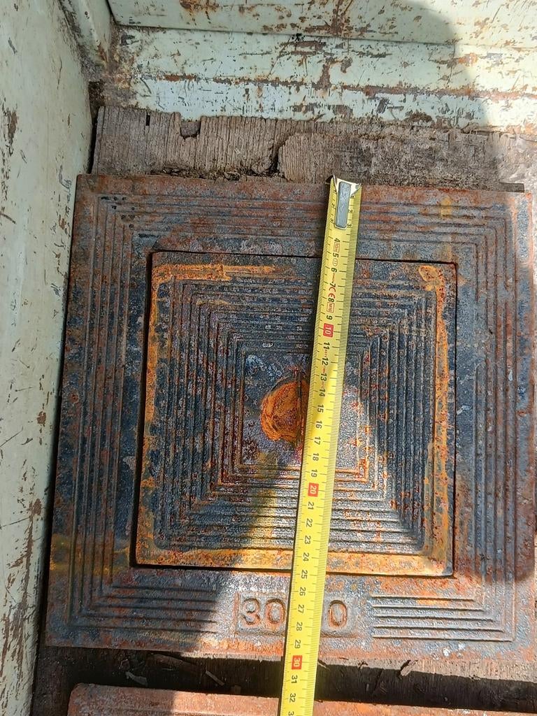 2 gietijzeren putdeksels 30x30, Ophalen