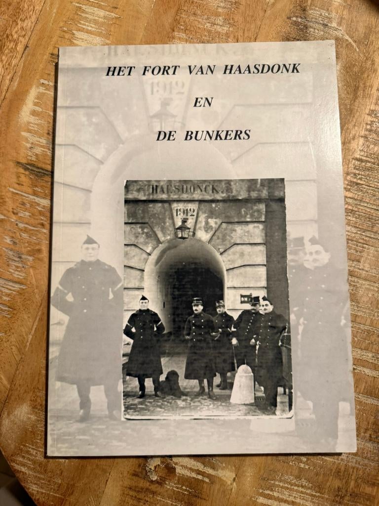 Het fort van Haasdonk en de bunkers - Raymond van Meirvenne, Ophalen of Verzenden, Zo goed als nieuw, Voor 1940, Raymond van Meirvenne