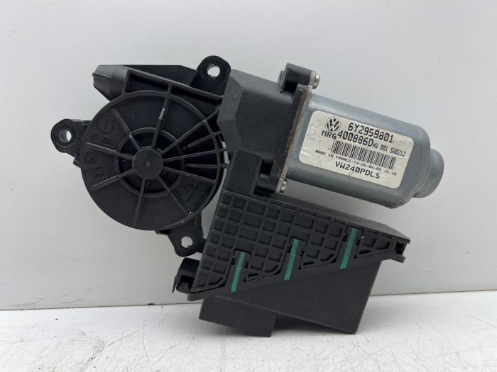 Moteur de vitre portière d'un Volkswagen Polo, Autos : Pièces & Accessoires, Carrosserie & Tôlerie, Volkswagen, Utilisé, 3 mois de garantie
