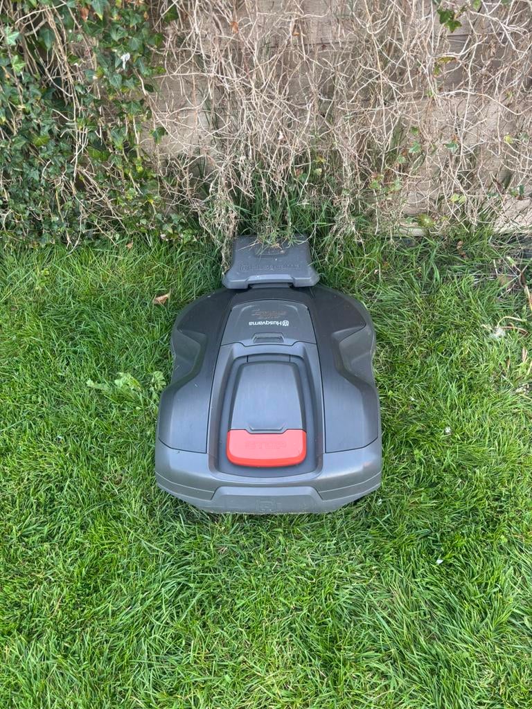 Robot tondeuse Husqvarna AM 315, Tuin en Terras, Ophalen, Gebruikt, 20 tot 25 cm, Met regensensor