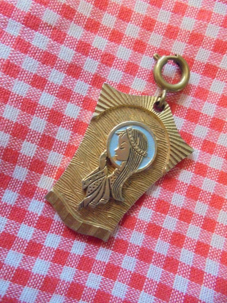 Ancien pendentif religieux en métal doré « communiant », Enlèvement ou Envoi