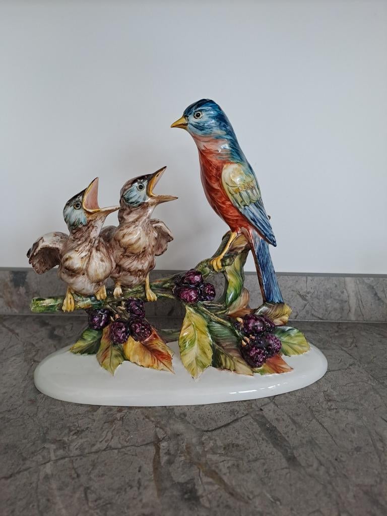 Statue en porcelaine représentant une mère nourrissant un ga, Enlèvement