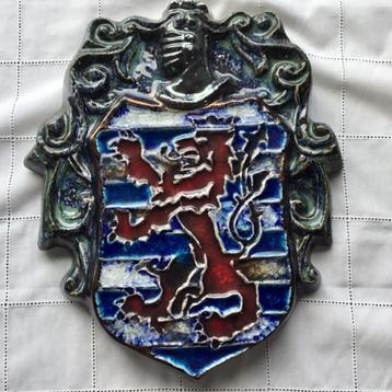 decoratief zandstenen wapenschild gemaakt door Roger Guérin  beschikbaar voor biedingen