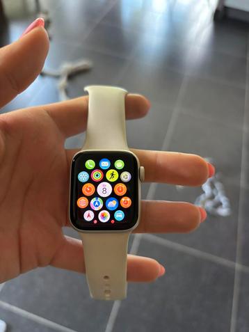 Apple watch SE 2024 + Milanees bandje beschikbaar voor biedingen