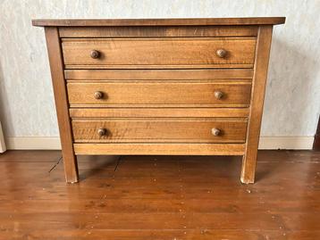 Klassieke houten ladenkast beschikbaar voor biedingen