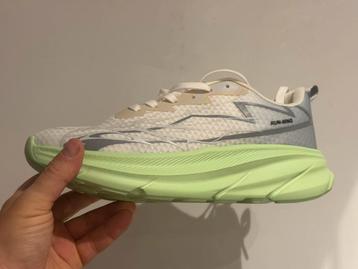 Sportschoenen maat 41,5-42 nieuw beschikbaar voor biedingen