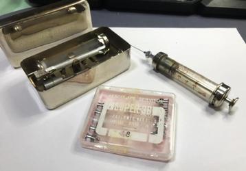Seringues d'injection médicale 2 pièces + set vintage 👀🕵️‍