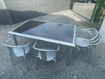 Tuintafel met 5 stoelen beschikbaar voor biedingen