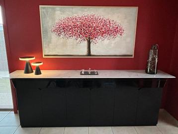 Dressoir in mat zwart met marmer bovenkant beschikbaar voor biedingen