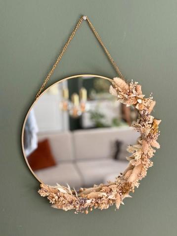 Spiegel met droogbloemen beschikbaar voor biedingen