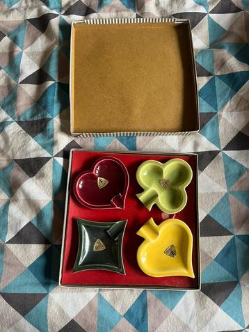 Vintage asbakjes in de vorm van speelkaartkleuren beschikbaar voor biedingen