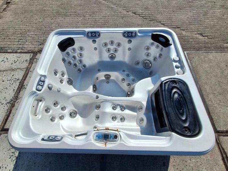 Unieke mooie  spa💦 spotgoedkoop ‼️ goeie massage jets, Tuin en Terras, Bubbelbaden en Hottubs, Zo goed als nieuw, Filter, Ophalen of Verzenden