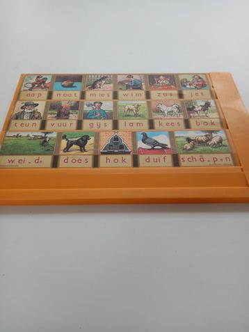 Vintage leesplank beschikbaar voor biedingen