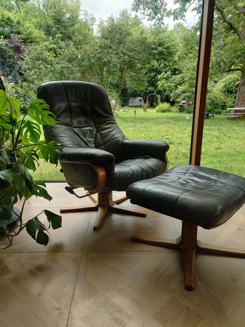 Vintage lederen stoel en ottoman beschikbaar voor biedingen