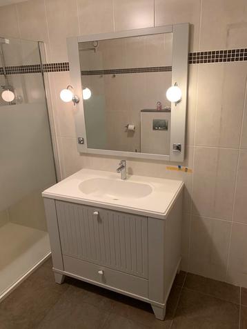 MEUBEL MET 2 LADEN + SPIEGEL met verlichting beschikbaar voor biedingen