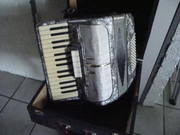 Decoratie: Accordeon met koffer, merk onbekend. beschikbaar voor biedingen