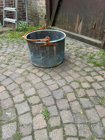 Koperen pot beschikbaar voor biedingen