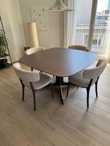 Ethnicraft Dining Table in bruin eikenhout te koop beschikbaar voor biedingen